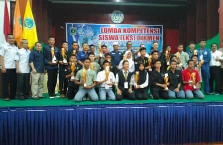 Muhammad Shafix  dari SMK Negeri 1 Tilkam Menuju Lomba LKS Bidang TITL Nasional}