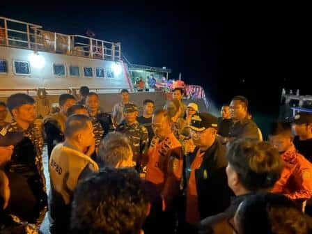 Kapal Penyeberangan Mentawai Alami Kecelakaan di Selat Sipora, 11 Penumpang Masih Dicari}