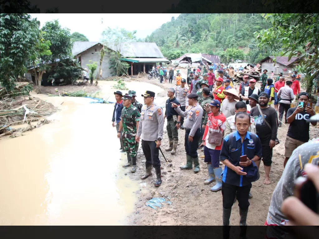 Polres Lampung Barat Sigap Bantu Korban Banjir Suoh, Bukti Polisi Hadir Tak Hanya Saat Jaga Keamanan