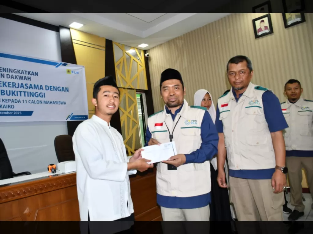 Zakat Pegawai PLN Antar Siswa Bukittinggi ke Al Azhar dan Monash University