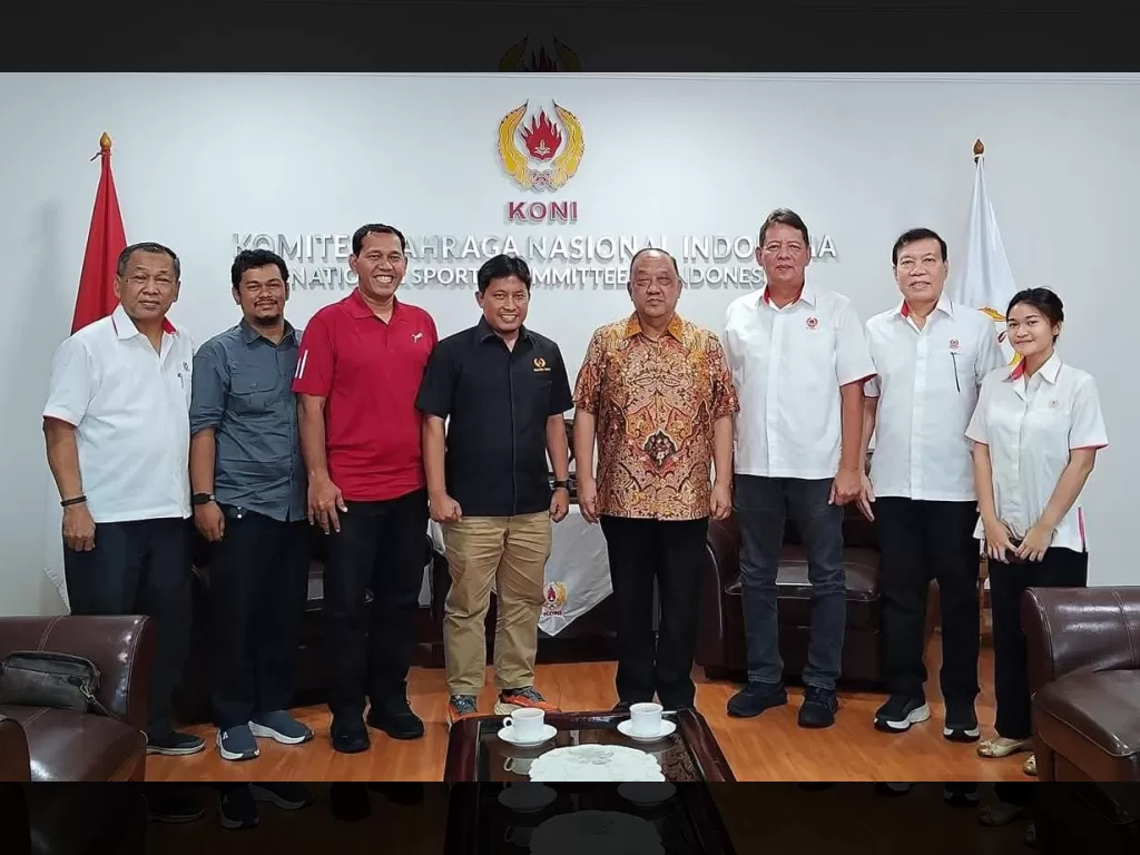 Marciano Norman Serahkan SK Kepengurusan KONI Sumbar kepada Hamdanus