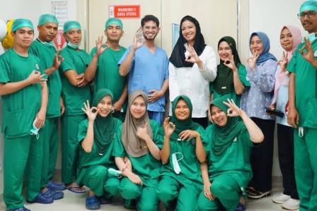 Bupati Annisa bersama tenaga medis dalam program operasi katarak